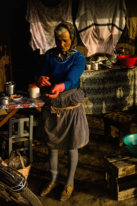 Woman with Red Gloves, Portugal