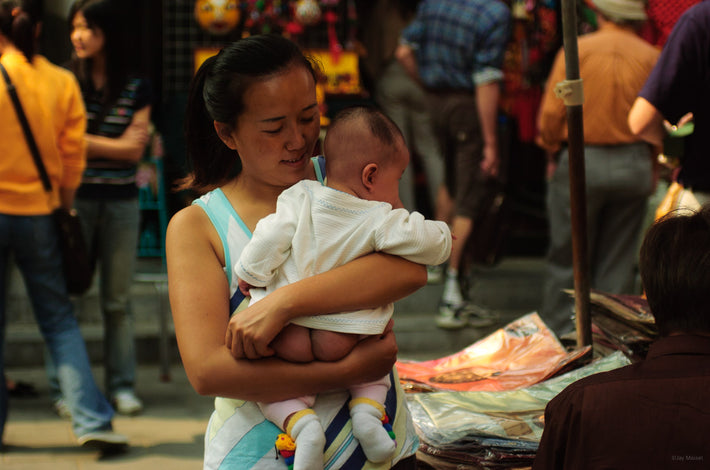 Mom and Child with Bare Bottom, Beijing