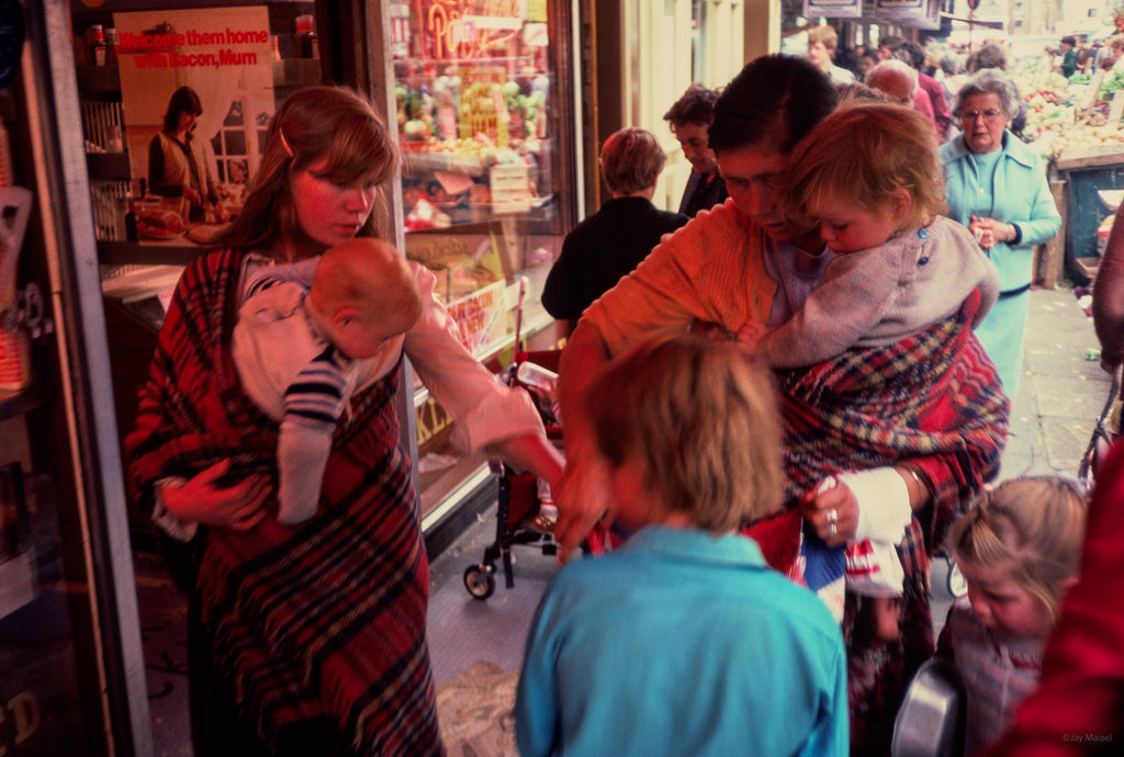 Mom with Many Kids, Red Light, Ireland Jay Maisel