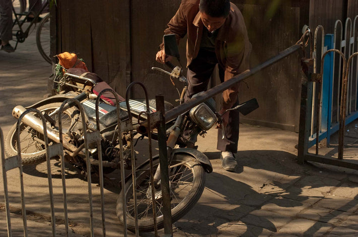 Sliding Motorcycle Under, Pingyao