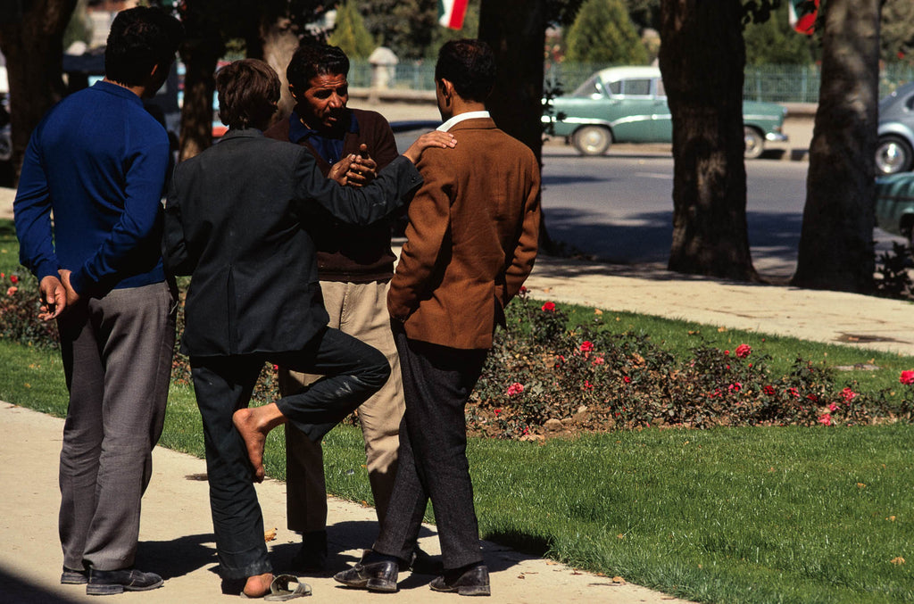 Standing Walking No 45 – Jay Maisel