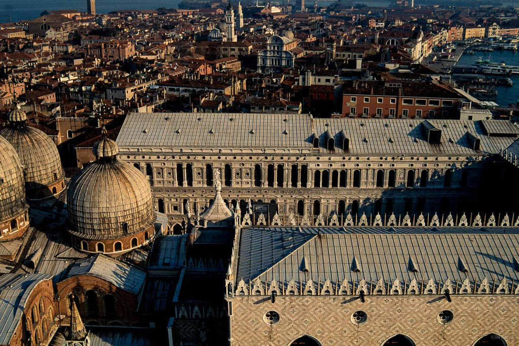 Buildings Foreign No 72, Venice, Italy – Jay Maisel