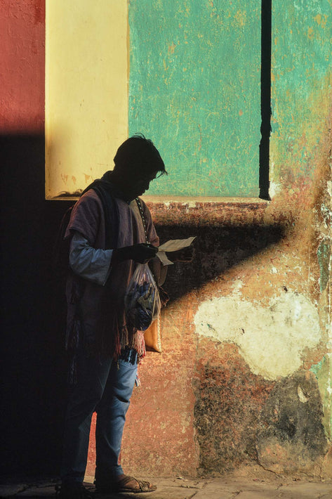 Man Reading Note, San Cristobal