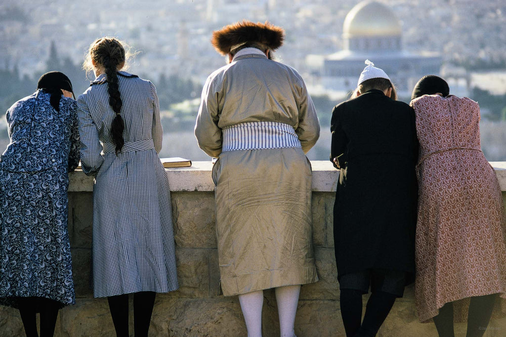 Chasidic Family with Dome of the Rock in Background, Jerusalem – Jay Maisel
