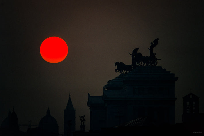 Monumento Nazionale a Vittorio Emanuele II with Sun, Rome